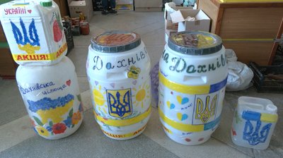 Арттерапія на передову: у Черкасах воду для бійців передають у "патріотичних" діжках