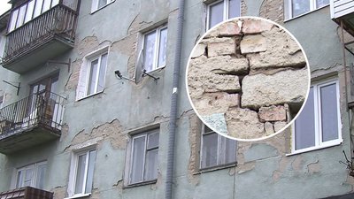 Мешканці будинку в Луцьку скаржаться на плісняву та тріщини. Що кажуть комунальники