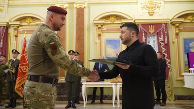 Президент України Володимир Зеленський тисне руку командиру 79-ї ОДШБр Едуарду Колодію