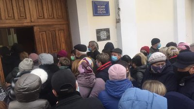 Натовп і штовханина: як проходять громадські слухання щодо зміни теплопостачальника в Ніжині