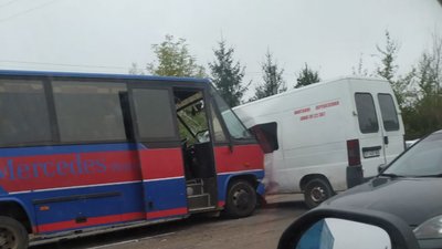 На Прикарпатті бус зіткнувся із пасажирським автобусом. Є травмовані