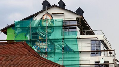 Гуцулка з виноградом. Стіни новобудови у Косові прикрасив новий мурал Гуцулка з виноградом. Стіни новобудови у Косові прикрасив новий мурал