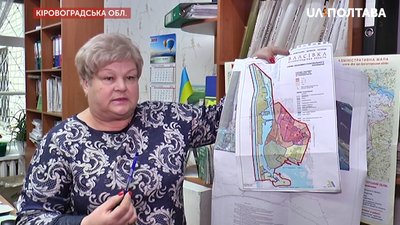 Начальниця земельного відділу Власівки Любов Жарікова показує карту селища Начальниця земельного відділу Власівки Любов Жарікова показує карту селища