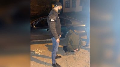 Прикарпатський лісничий допомагав контрабандистам перевозити цигарки Прикарпатський лісничий допомагав контрабандистам перевозити цигарки