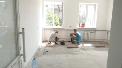 У містечку на Львівщині волонтери облаштовують житло для переселенців У містечку на Львівщині волонтери облаштовують житло для переселенців