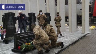 День соборності: сумчани поклали квіти до пам'ятників День соборності: сумчани поклали квіти до пам'ятників