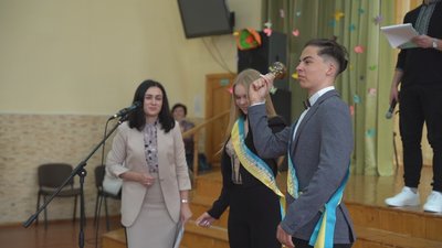 Захисні маски і стрічки "Випускник — 2021". Для вінницьких 11-класників пролунав останній дзвоник Захисні маски і стрічки "Випускник — 2021". Для вінницьких 11-класників пролунав останній дзвоник