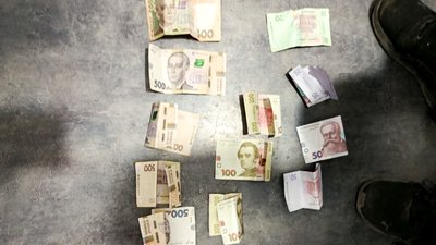 Переодягнувся і сховав гроші в шкарпетки: у Рівному затримали підозрюваного в грабежі Переодягнувся і сховав гроші в шкарпетки: у Рівному затримали підозрюваного в грабежі