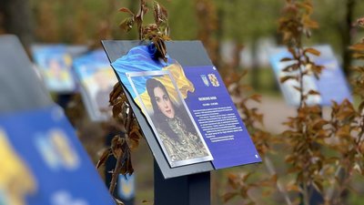 Стели у пам'ять про загиблих на війні медиків 