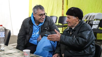 84-річний дідусь їхав до Франківська кілька діб, щоб врятувати родину від обстрілів 84-річний дідусь їхав до Франківська кілька діб, щоб врятувати родину від обстрілів