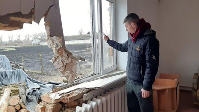 Пошкоджені будинки у селі: наслідки обстрілу Хмельниччини — фоторепортаж Пошкоджені будинки у селі: наслідки обстрілу Хмельниччини — фоторепортаж