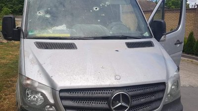 Російські військові обстріляли автомобіль волонтерів на Херсонщині Російські військові обстріляли автомобіль волонтерів на Херсонщині