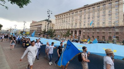 У Києві влаштували автопробіг та ходу з 30-метровим кримськотатарським прапором