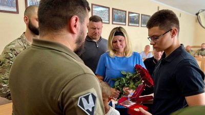 Мало б виповнитися 39 років: у день народження загиблого воїна з Волині його рідним вчули нагороду Мало б виповнитися 39 років: у день народження загиблого воїна з Волині його рідним вчули нагороду