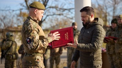 Родині Андрія Орлова президент вручив сертифікати на квартири Родині Андрія Орлова президент вручив сертифікати на квартири
