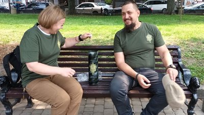 Волонтерка і військовий Волонтерка і військовий