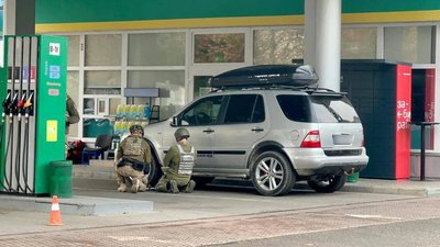 На АЗС в Ужгороді поліцейські вилучили з автомобіля гранату