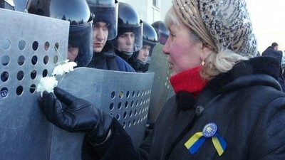 "Мене лежачу били по спині": що відомо про полтавський Євромайдан "Мене лежачу били по спині": що відомо про полтавський Євромайдан