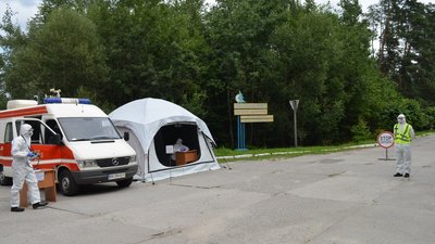Розгорнутий представниками цивільного захисту евакопункт на території ХАЕС та пост регулювання руху.