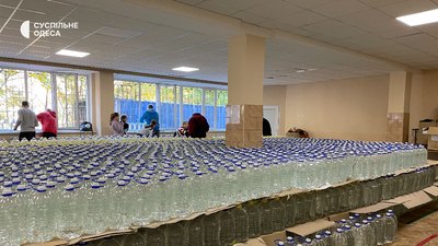 Тисячі бутлів: одесити відвезли до Миколаєва понад два мільйони літрів води Тисячі бутлів: одесити відвезли до Миколаєва понад два мільйони літрів води