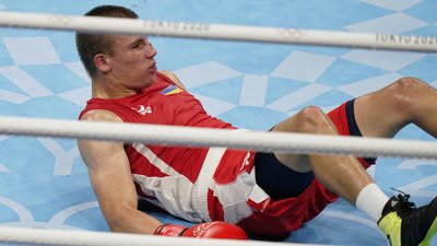 Олександр Хижняк на ринзі після нокдауну у фіналі Олімпіади-2020 Олександр Хижняк на ринзі після нокдауну у фіналі Олімпіади-2020