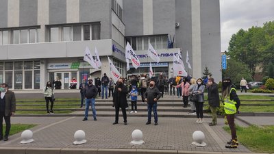 Суд розглядає справу щодо одиночного пікету підприємців: біля будівлі зібралися люди