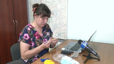 Сумчанка Оксана Дмитренко плете сердечка-обереги Сумчанка Оксана Дмитренко плете сердечка-обереги