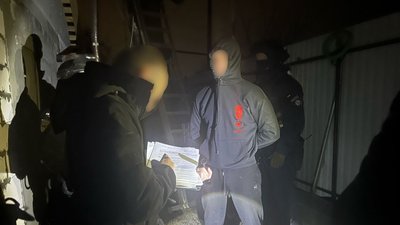 Побили й зв'язали, забрали 5 мільйонів. На Дніпропетровщині затримали підозрюваних в розбійному нападі на подружжя