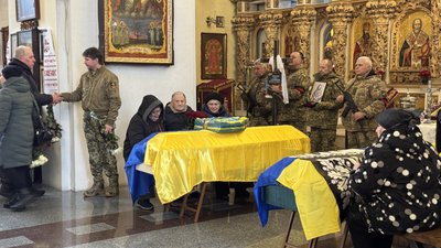 У Полтаві прощаються із військовими Оленою Калинюк та Тимофієм Слишаном