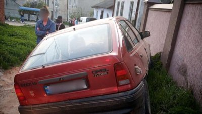 Прикарпатські поліцейські у салоні авто знайшли наркотики Прикарпатські поліцейські у салоні авто знайшли наркотики