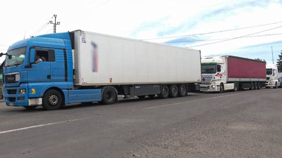 Вантажівки на дорозі