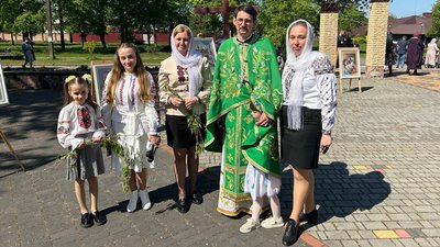 Вишивали три роки: у храмі на Рівненщині презентували волонтерську роботу прихожанок Вишивали три роки: у храмі на Рівненщині презентували волонтерську роботу прихожанок