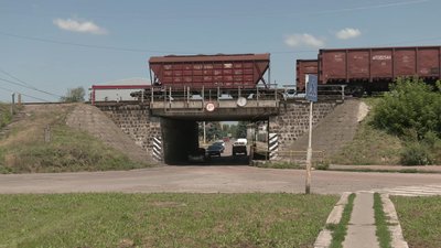 Трава забила зливові решітки: комунальники назвали причину потопу під мостом у Прилуках Трава забила зливові решітки: комунальники назвали причину потопу під мостом у Прилуках