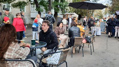 Та насолодитися живою музикою у виконанні хмельницьких виконавців Та насолодитися живою музикою у виконанні хмельницьких виконавців