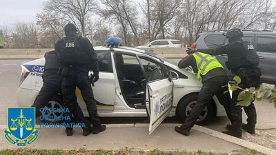 В Одеській області на хабарі затримали двох поліцейських — прокуратура