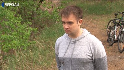 Традиція чистоти – подружня пара черкасців збирає сміття під час відпочинку в лісі