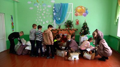 На Житомирщині учні Райківської гімназії передали продукти харчування бездомним На Житомирщині учні Райківської гімназії передали продукти харчування бездомним