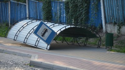 На Тернопільщині невідомі пошкодили автобусну зупинку На Тернопільщині невідомі пошкодили автобусну зупинку