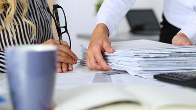 Паперова робота у офісі