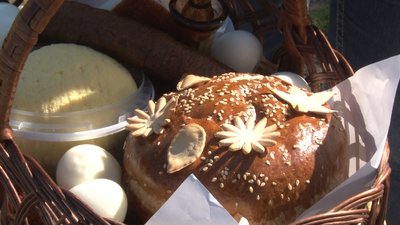 В масках та на власних подвір’ях освячували великодні кошики в закарпатському селі Малі Селменці