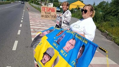 Жительки Летичева під час акції на підтримку полонених та зниклих безвісти