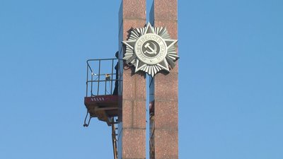 На Вінниччині демонтували радянську символіку з меморіального комплексу Слави На Вінниччині демонтували радянську символіку з меморіального комплексу Слави