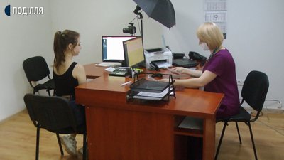 Дівчина скористалась новою послугою ID-14. Фото: Суспільне Дівчина скористалась новою послугою ID-14. Фото: Суспільне