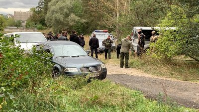 Під Києвом обстріляли авто першого помічника президента Шефіра, поранений водій. Що відомо Під Києвом обстріляли авто першого помічника президента Шефіра, поранений водій. Що відомо