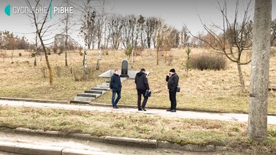 Написали "ЗЕ": у Рівному вандали розмалювали єврейську меморіальну плиту Написали "ЗЕ": у Рівному вандали розмалювали єврейську меморіальну плиту