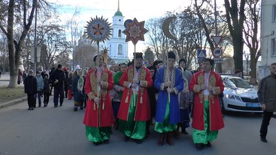 Гурти колядників йдуть до площі перед театром імені Гоголя Гурти колядників йдуть до площі перед театром імені Гоголя