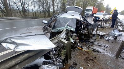Однією з причин ДТП на дорогах Хмельниччини є перевищення дозволеної швидкості руху. Фото: поліція Хмельницької області. Однією з причин ДТП на дорогах Хмельниччини є перевищення дозволеної швидкості руху. Фото: поліція Хмельницької області.