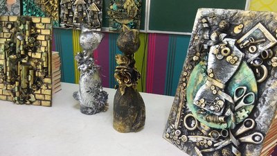 Ґудзики, гвіздки, гілки: волинська майстриня створює картини з вторинної сировини Ґудзики, гвіздки, гілки: волинська майстриня створює картини з вторинної сировини