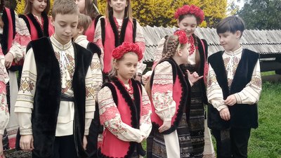 Ужгородський дитячий ансамбль “Перлинка” готує відеоподарунок для військовослужбовців 128-ї бригади Ужгородський дитячий ансамбль “Перлинка” готує відеоподарунок для військовослужбовців 128-ї бригади