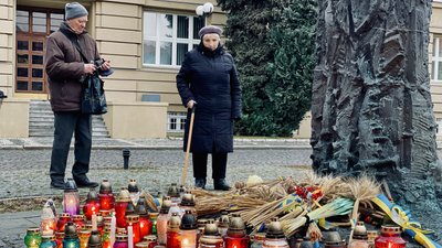 Біля "Свічі пам'яті" ужгородці вшанували загиблих під час Голодоморів Біля "Свічі пам'яті" ужгородці вшанували загиблих під час Голодоморів